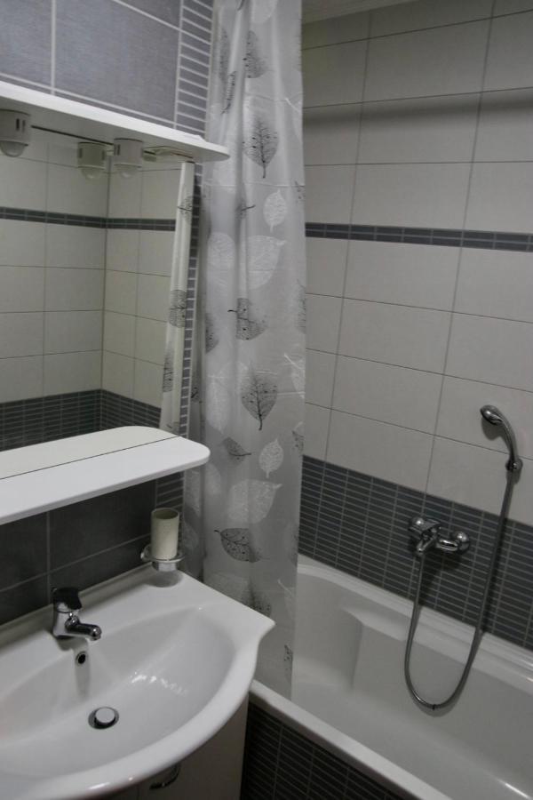 Pearl-free Parking Apartment