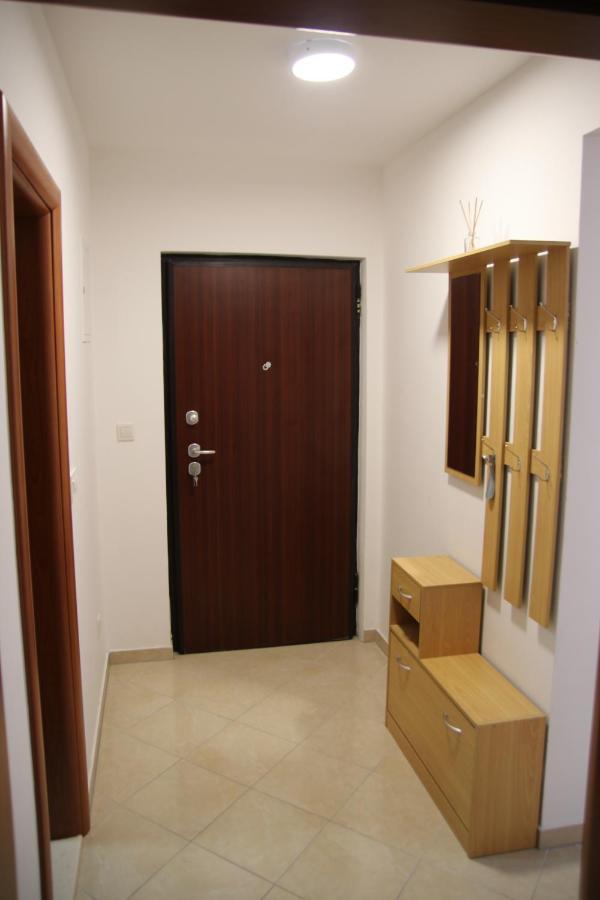 Pearl-free Parking Makarska